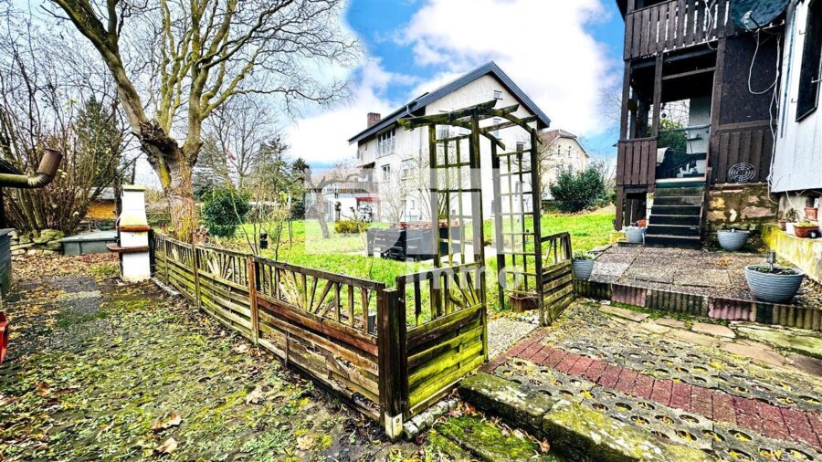 Schönes Ein- bis Zweifamilienhaus mit Gartenbereich, Terrasse + Balkon und Doppelgarage - Gartenbereich - Freisitz